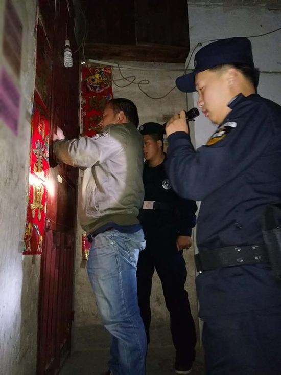 长顺县粗心妈妈误将幼女锁家中 