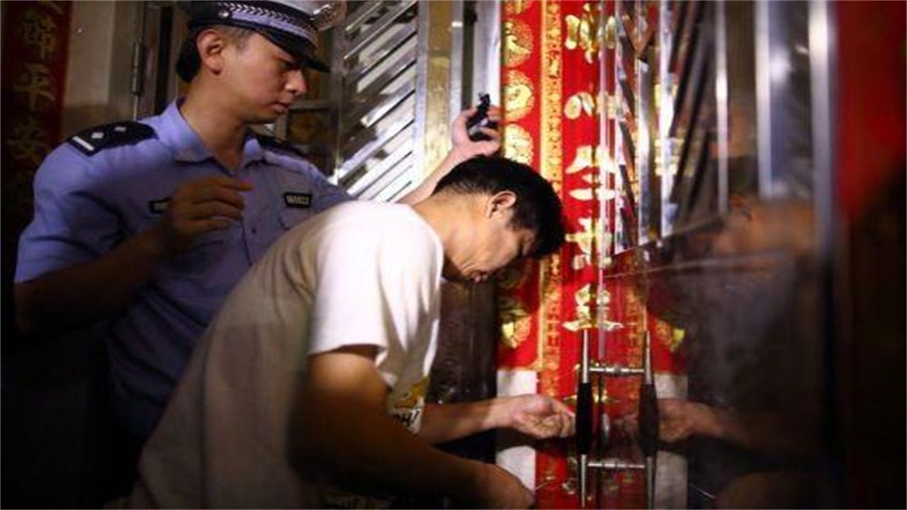 长顺县请开锁师傅开了锁后，师傅